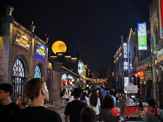 夜幕下的保定西大街。人民网记者 李兆民摄