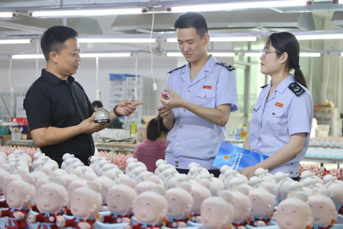 福建省泉州市洛江区税务干部在泉州振跃工艺品公司了解巴黎奥运会吉祥物生产出口情况。连静毅 摄