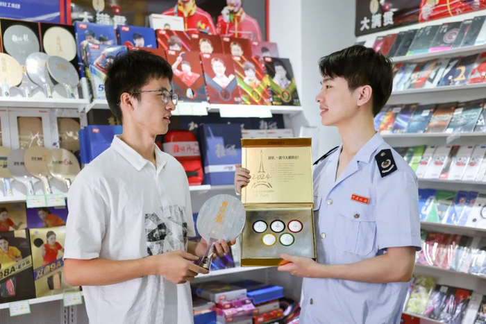 在义乌国际商贸城，巴黎奥运周边产品供不应求。义乌市税务干部及时走访市场商户，问需送策，帮助企业把握奥运商机。赵翔宇 摄