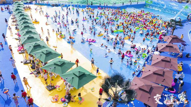 7月14日，宿迁市湖滨新区的骆马湖欢乐水世界人山人海，游客在戏水、游玩，乐享清凉。徐江海 摄 视觉江苏网供图