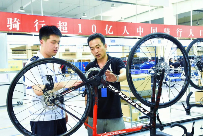 山东省乐陵市税务干部在泰山瑞豹复合材料有限公司宣传出口退税政策。王丹丹 摄