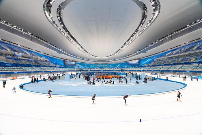 △2024年4月27日，滑冰爱好者和市民在北京国家速滑馆参加滑冰运动。