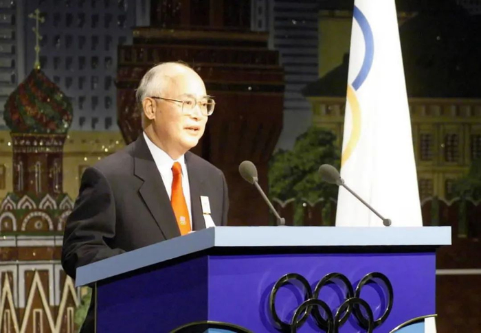 2001年7月13日，国际奥委会第112次全会在莫斯科举行，时任中国奥委会名誉主席何振梁在会上发言 图源：新华社
