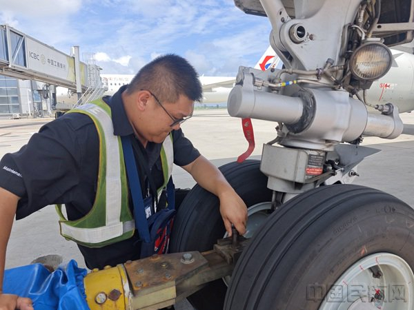 机务维修人员李思源