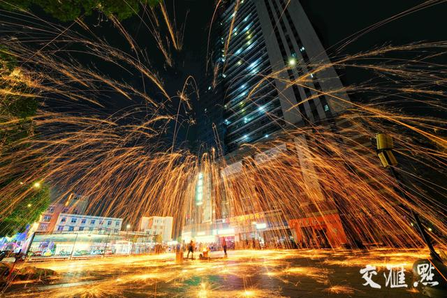 7月16日，宿迁市泗洪县尖沙咀城区，非遗“打铁花”表演丰富了人们的夜间生活。汪红兵 摄 视觉江苏网供图