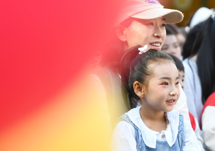 家长和孩子们在观看演出。（赵庆祖 摄）