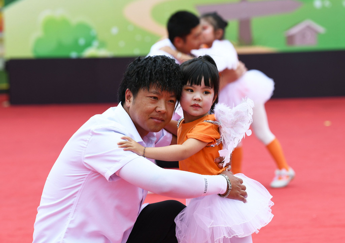 丰富多彩的文艺汇演。（赵庆祖 摄）