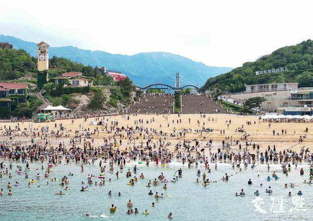 7月6日，连云港市连岛大沙湾游人络绎不绝，众多游客在大海边纳凉消暑，观赏海景。王健民 汪卫青 摄 视觉江苏网供图