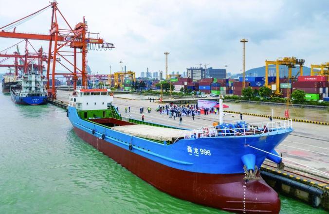 “鑫龙996”货轮停靠在马尾青州码头，准备驶往马祖南竿福澳港。（林双伟 摄）