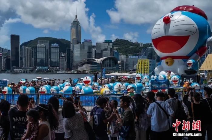 7月13日，香港“哆啦A梦”展览公众开放首日游人如织。中新社记者 侯宇 摄