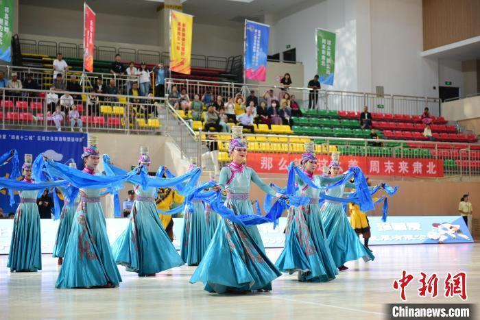 图为比赛期间，肃北乌兰牧骑表演民族舞蹈。　陈天良 摄