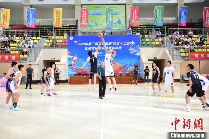 7月20日上午，2024年第二届“四省十二城”区域文化旅游联盟篮球赛在肃北县体育馆开幕。　陈天良 摄