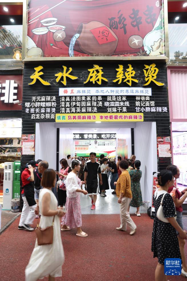   7月22日，甘肃天水市名优小吃城游人如织。 新华社记者 吕帅 摄