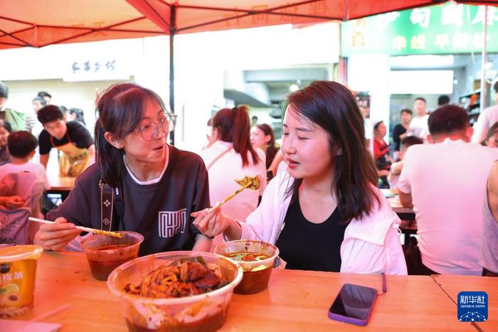   7月22日，顾客在甘肃天水市名优小吃城品尝麻辣烫。 新华社记者 吕帅 摄
