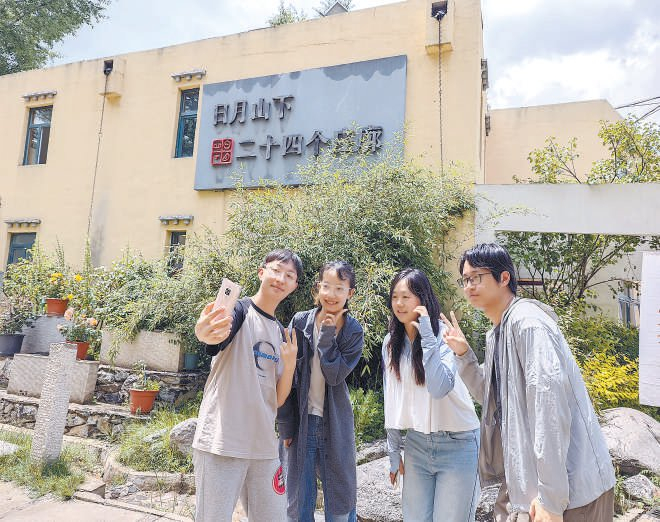 　　传统与现代巧妙融合，“日月山下二十四个庄廓”已成当地网红民宿。本报记者 李如意摄