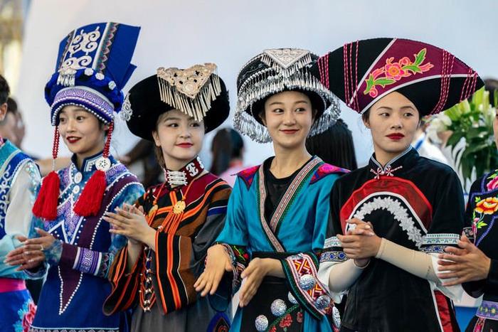 身穿民族服饰的姑娘在南博会上表演节目（2024年7月23日摄）。新华社记者 胡超 摄