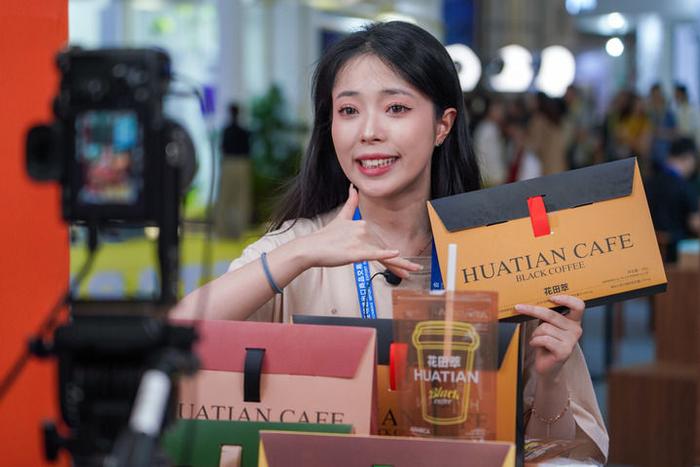 参展商在南博会咖啡产业馆直播带货（2024年7月24日摄）。新华社记者 王静颐 摄