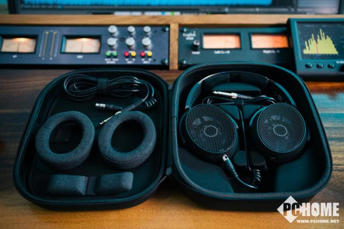 HD 490 PRO专为音乐制作、混音和母带制作而生，具有高度精准的声音再现，以及宽广逼真的声场