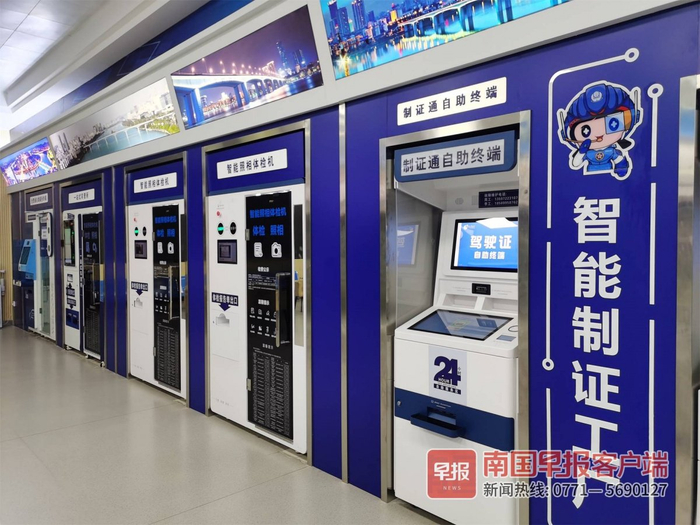 ▲柳州市公安局交警支队车管所的智能制证工厂。记者 颜强 摄
