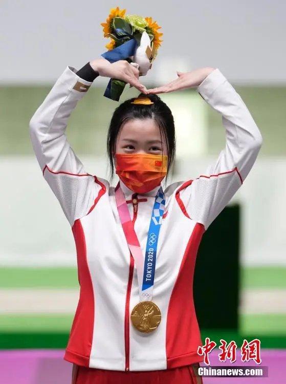   东京奥运会女子10米气步枪决赛中，中国选手杨倩夺得冠军。图为杨倩在领奖台上比出爱心手势。中新社记者 杜洋 摄
