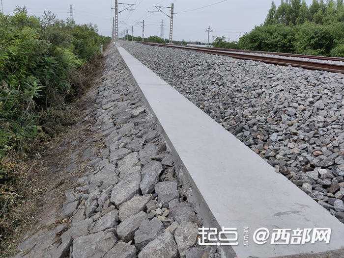 混凝土硬化后的包西铁路路肩