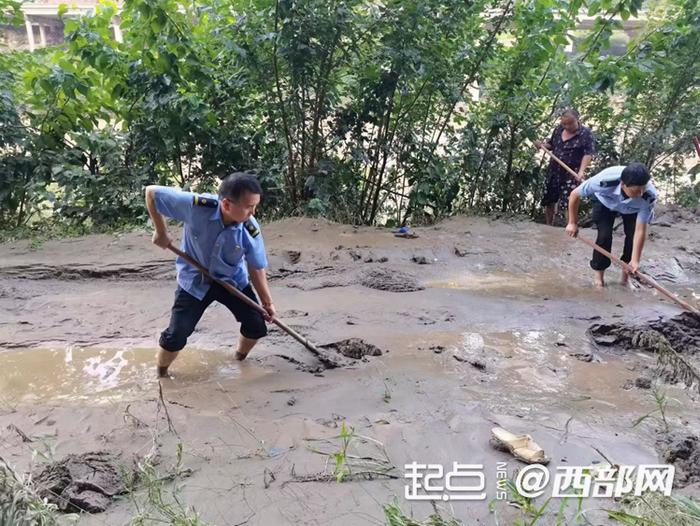 冉家河车站职工在洪水过境后迅速对进站道路开展清淤工作 。（陈勇 摄）