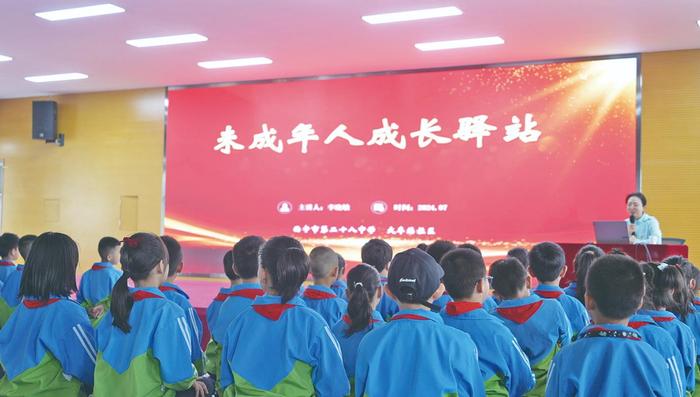 社区团支部书记李晓敏为同学们上红色思政课。董志勇 摄