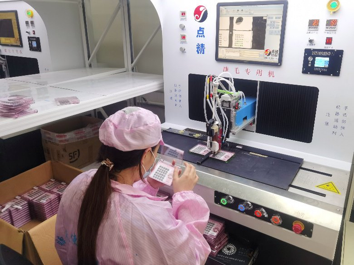 ▲在安法译的工厂，假睫毛自动点胶机让生产效率大幅提升。