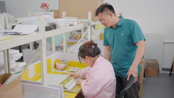 ▲过去5年，假睫毛产业的从业人员达到6万人，大部分是村里的宝妈。