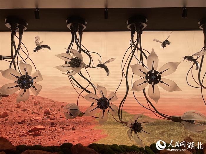 SKP-S以火星农场为灵感设计的空间，巨型机械花朵向游客招手。人民网记者 周恬摄