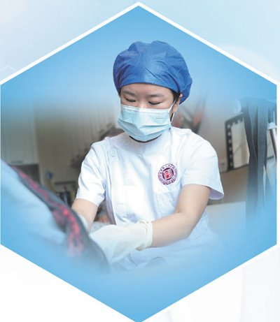 湖南省人民医院护士万雁为患者上门护理。本报记者申智林摄