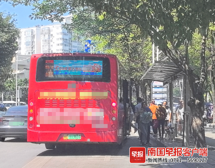 ▲7月25日，市民在桂林市三里店广场乘坐公交车。记者 唐晓燕 摄