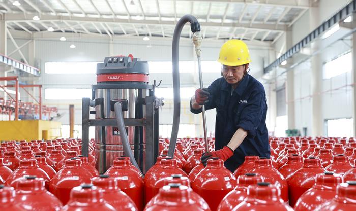 江西九江：工人车间生产钢质无缝气瓶
