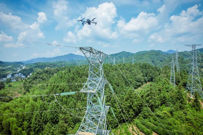   7月23日，无人机正在祁门县的山区输电线路开展巡检工作。（胡科伟 摄）
