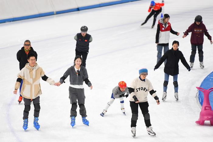2月16日，滑冰爱好者在北京国家速滑馆滑冰。（图源：新华社）