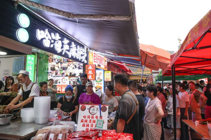   7月22日，甘肃天水市名优小吃城游人如织。新华社记者 吕帅 摄