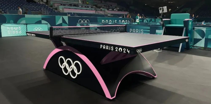▲巴黎奥运会乒乓球赛场“会变色”的彩虹球台（图源：新华社）