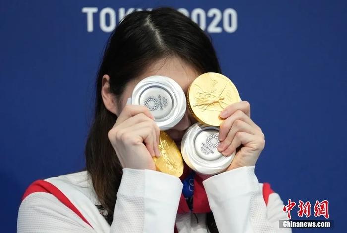   张雨霏在游泳馆展示自己的四块奖牌。中新社记者 杜洋 摄