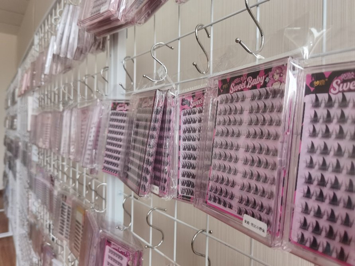 ▲假睫毛的生产工艺十分复杂，涉及20道工序。