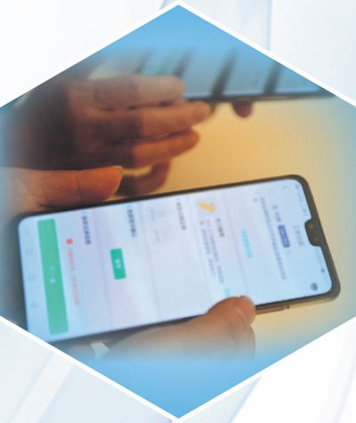 湖南一家医院的护士完成上门护理后，患者在手机上进行确认。刘玉君摄