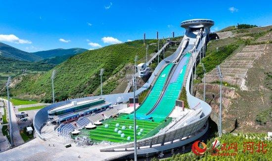 国家跳台滑雪中心“雪如意”夏季焕新迎客。人民网记者 李兆民摄