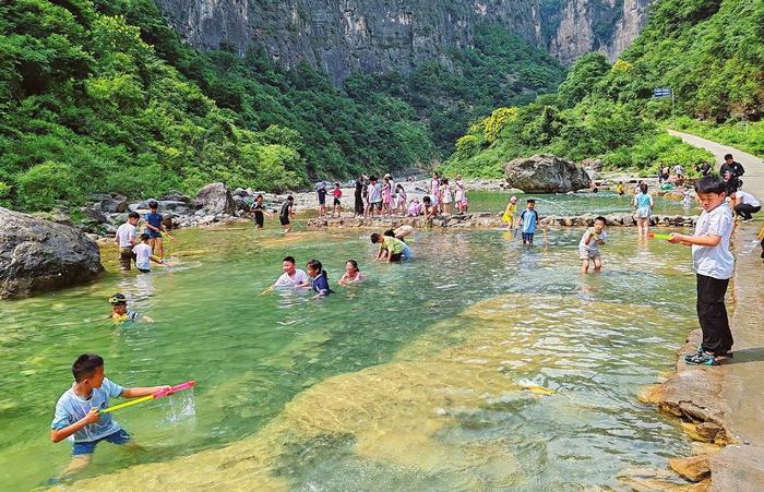 炎热夏季，河南等地游客纷纷来到陵川县马圪当乡戏水消暑，尽情享受清凉一夏。吴艳斐摄