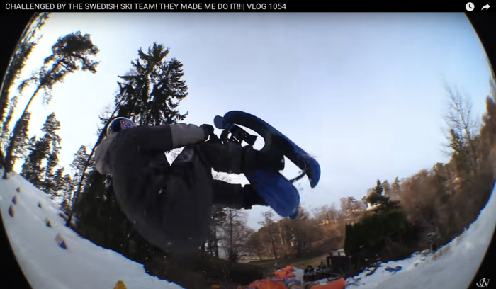 原版 Vlog 截图，这位博主戴着蓝色头盔在雪里翻了个跟头。