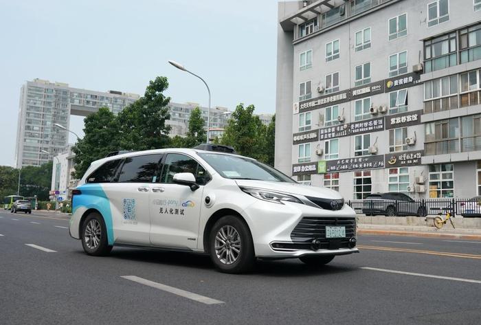   在北京亦庄的自动驾驶示范区内，自动驾驶测试车辆在进行车载设备的道路测试（6月19日摄）。 新华社记者 张晨霖 摄