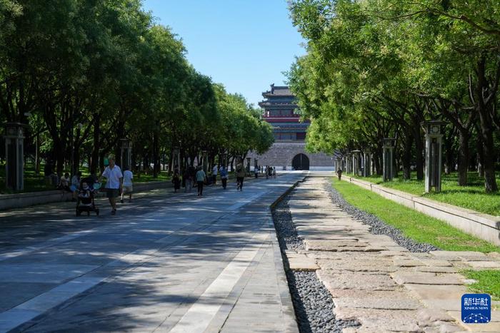   这是7月18日在北京永定门公园拍摄的中轴线南段道路遗存。新华社记者 鞠焕宗 摄