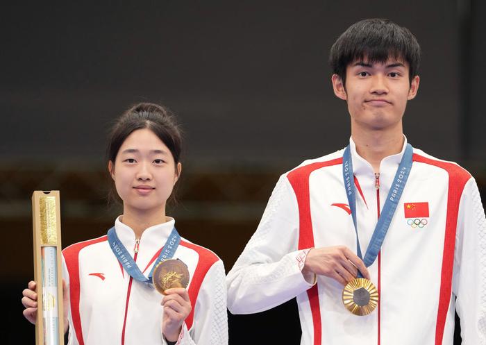 ↑冠军中国选手黄雨婷（左）/盛李豪在颁奖仪式上。新华社记者 鞠焕宗 摄