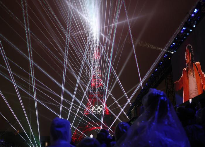 ↑这是7月26日在开幕式现场拍摄的埃菲尔铁塔。新华社记者 杨磊 摄