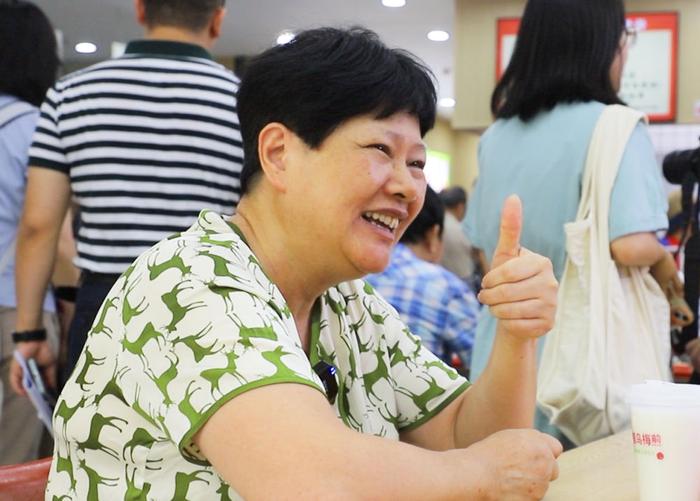 覃惠芳在广州桐乐社区饭堂用餐（7月24日摄）。新华社记者 阮帅 摄