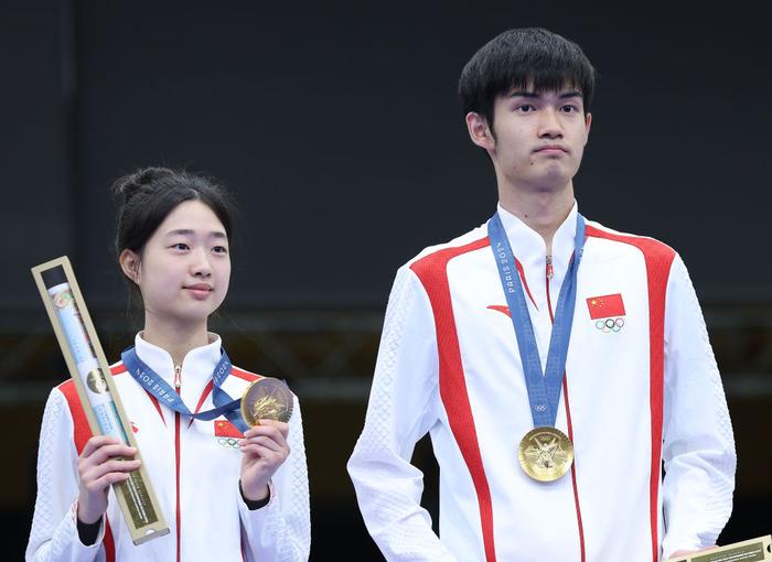 ↑冠军中国选手黄雨婷（左）/盛李豪在颁奖仪式上。新华社记者 赵丁喆 摄