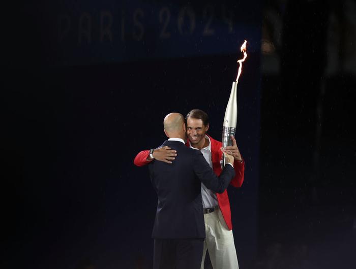 ↑法国前职业足球运动员齐达内（左）与西班牙网球名将纳达尔在开幕式上传递火炬。新华社记者 李颖 摄